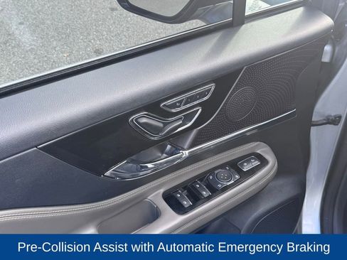 Used 2023 Lincoln Corsair Reserve image 9