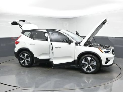 Used 2024 Volvo XC40 B5 Plus AWD/4WD image 50