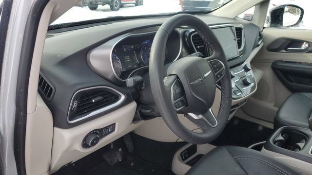 Used 2024 Chrysler Pacifica Touring-L FWD image 8