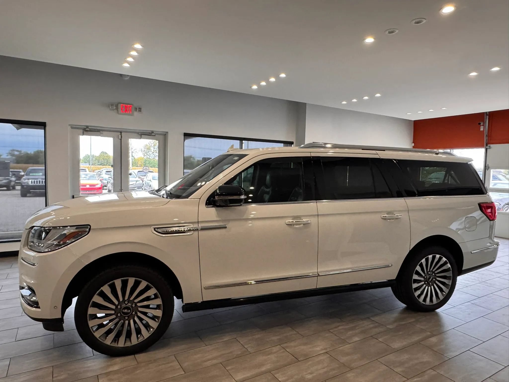 Used 2020 Lincoln Navigator L Reserve w/ Luxury Package AWD/4WD image 9