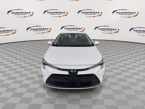 Used 2023 Toyota Corolla LE FWD image 3