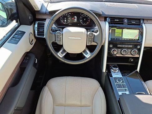 Used 2018 Land Rover Discovery HSE image 10