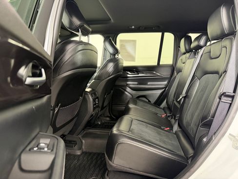 Used 2023 Jeep Grand Cherokee Altitude AWD/4WD image 12