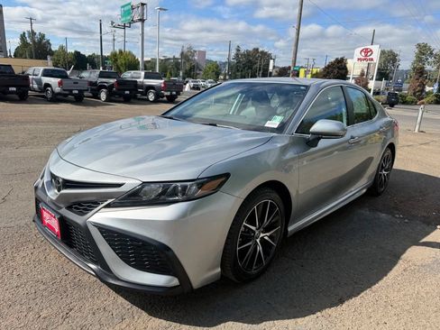 Used 2023 Toyota Camry SE FWD image 4