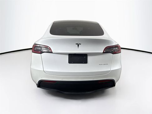 Used 2021 Tesla Model Y Long Range image 12