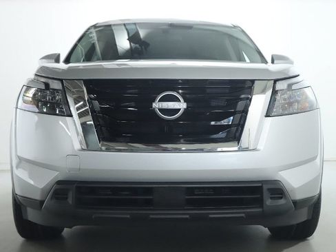 Certified 2025 Nissan Pathfinder SV FWD image 6