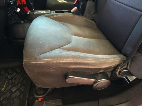 Used 2015 Jeep Wrangler Unlimited Rubicon w/ Connectivity Group image 21