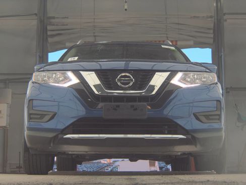 Used 2018 Nissan Rogue SV image 4