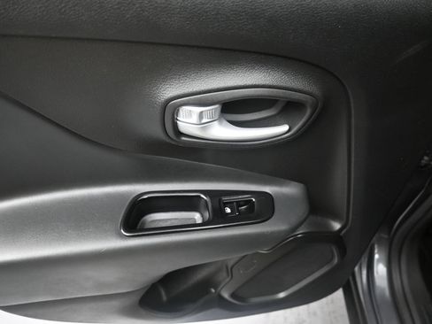 Used 2023 Jeep Renegade Latitude AWD/4WD image 14