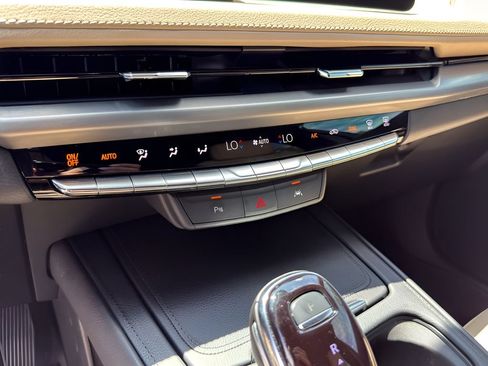 Used 2024 Cadillac XT4 Luxury w/ LPO, Floor Liner Package FWD image 16