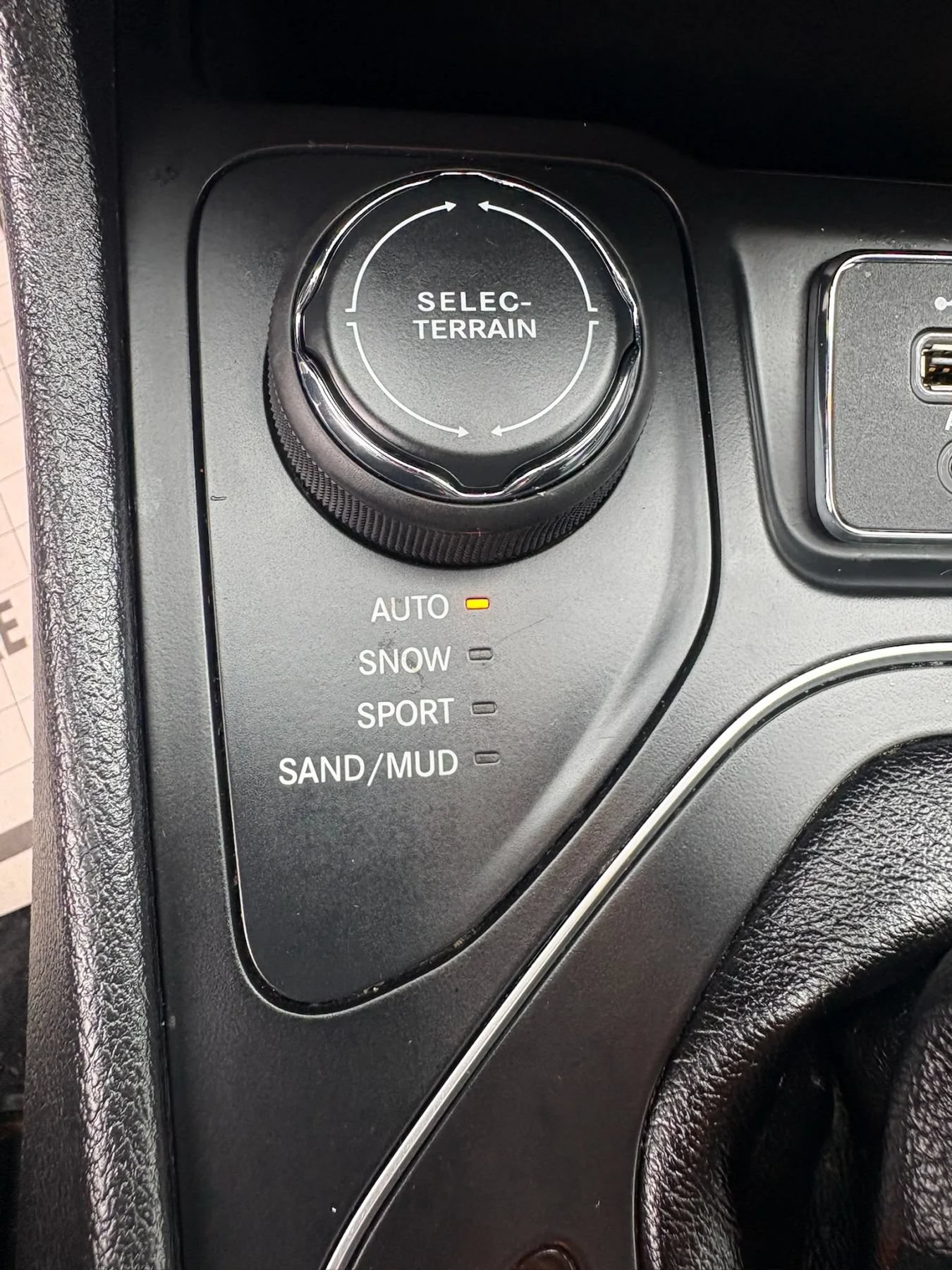 Used 2019 Jeep Cherokee Latitude Plus AWD/4WD image 22