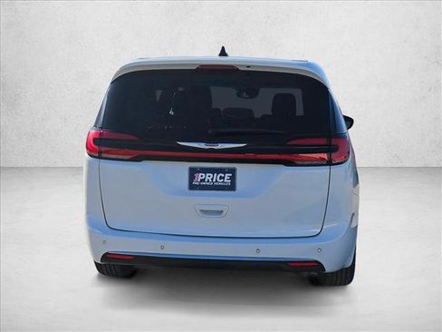 Used 2024 Chrysler Pacifica Touring-L image 6