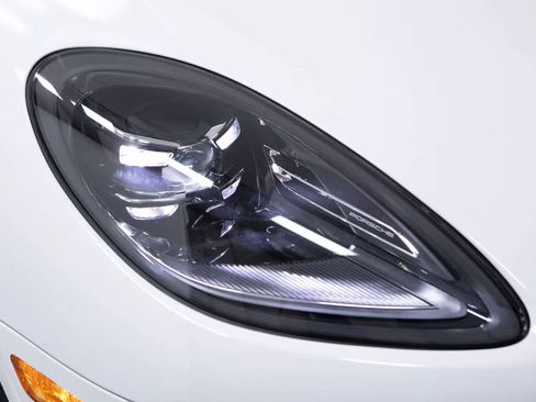 Certified 2025 Porsche Macan AWD/4WD image 33