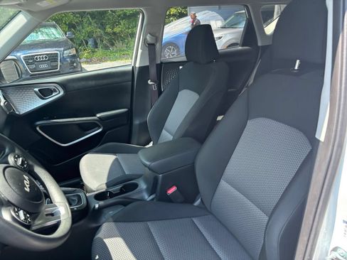 Used 2025 Kia Soul LX w/ LX Technology Package FWD image 18