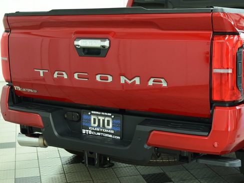 Used 2025 Toyota Tacoma Limited AWD/4WD image 17