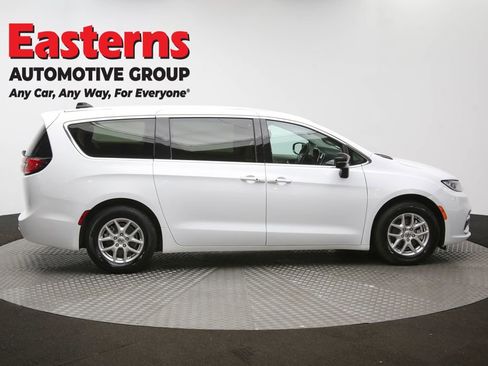 Used 2024 Chrysler Pacifica Touring-L image 74