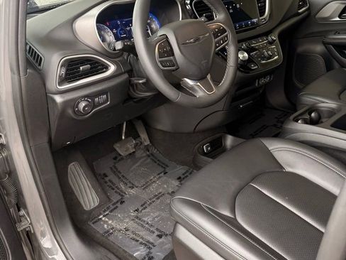 Used 2025 Chrysler Pacifica Select FWD image 7