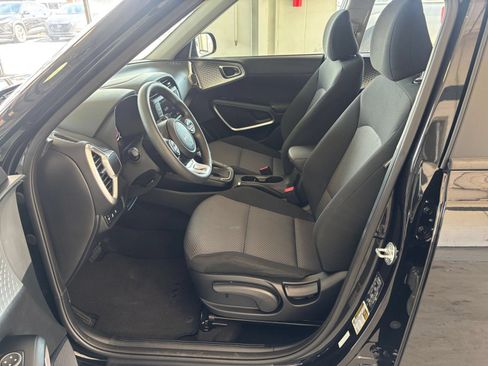 Used 2025 Kia Soul LX w/ LX Technology Package FWD image 23