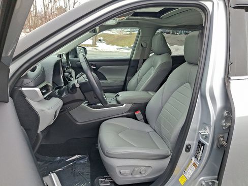 Used 2021 Toyota Highlander XLE image 15