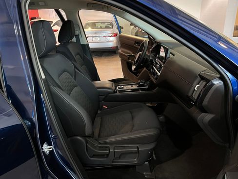 Used 2025 Nissan Pathfinder SV AWD/4WD image 38