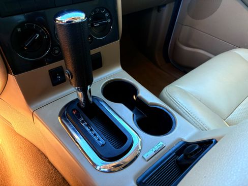 Used 2010 Ford Explorer XLT image 37