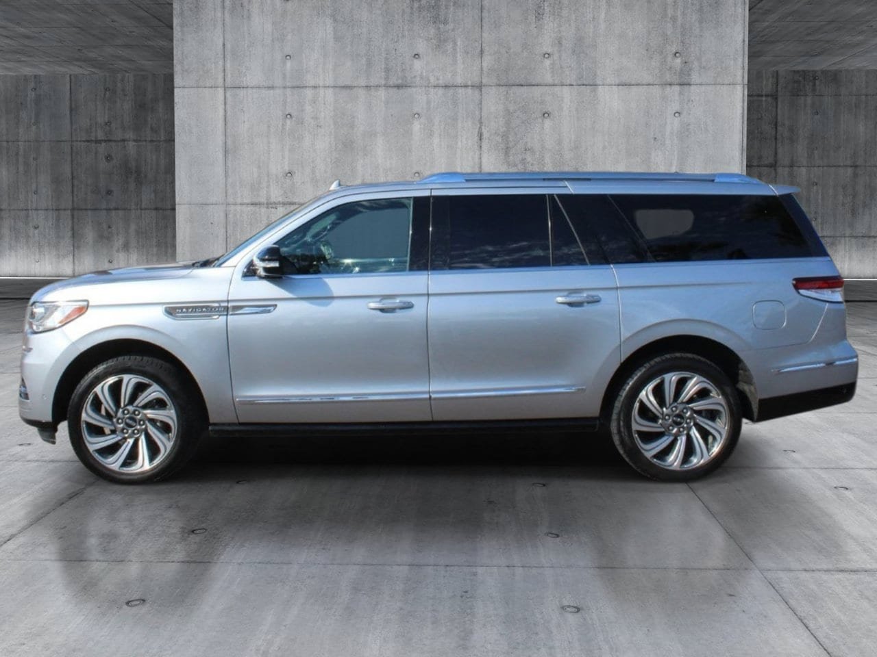 Used 2024 Lincoln Navigator L 4WD image 2