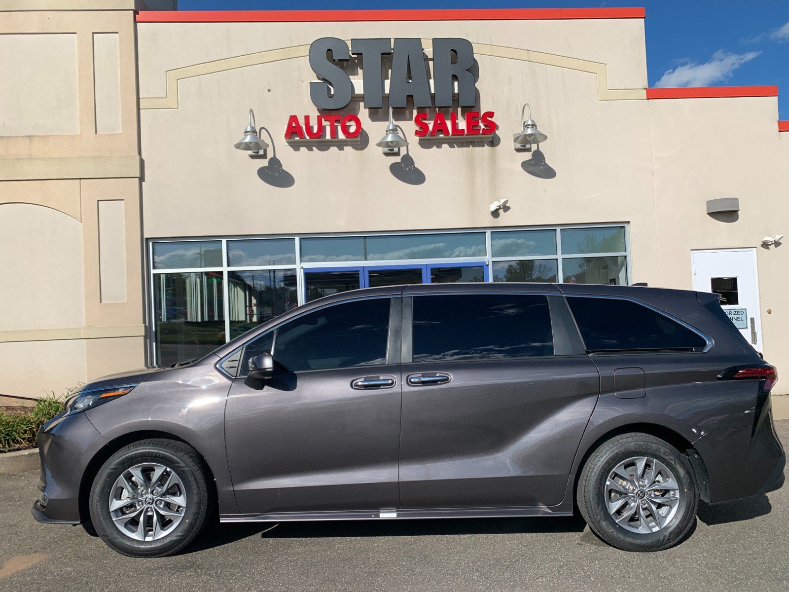 Used 2022 Toyota Sienna XLE AWD/4WD image 4
