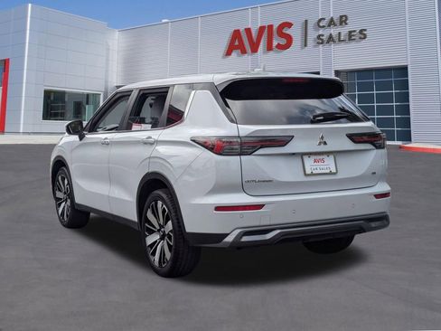 Used 2025 Mitsubishi Outlander SE FWD image 9