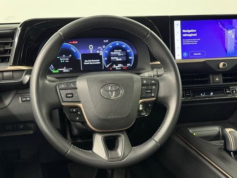 Used 2023 Toyota Crown XLE image 31