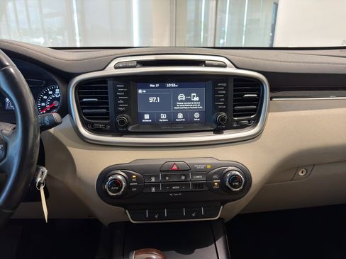 Used 2017 Kia Sorento LX w/ LX Convenience Package image 16