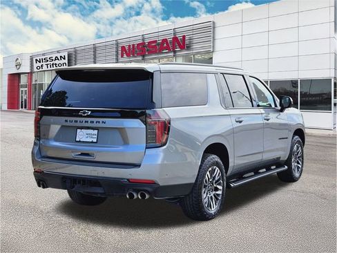 Used 2025 Chevrolet Suburban Z71 image 4