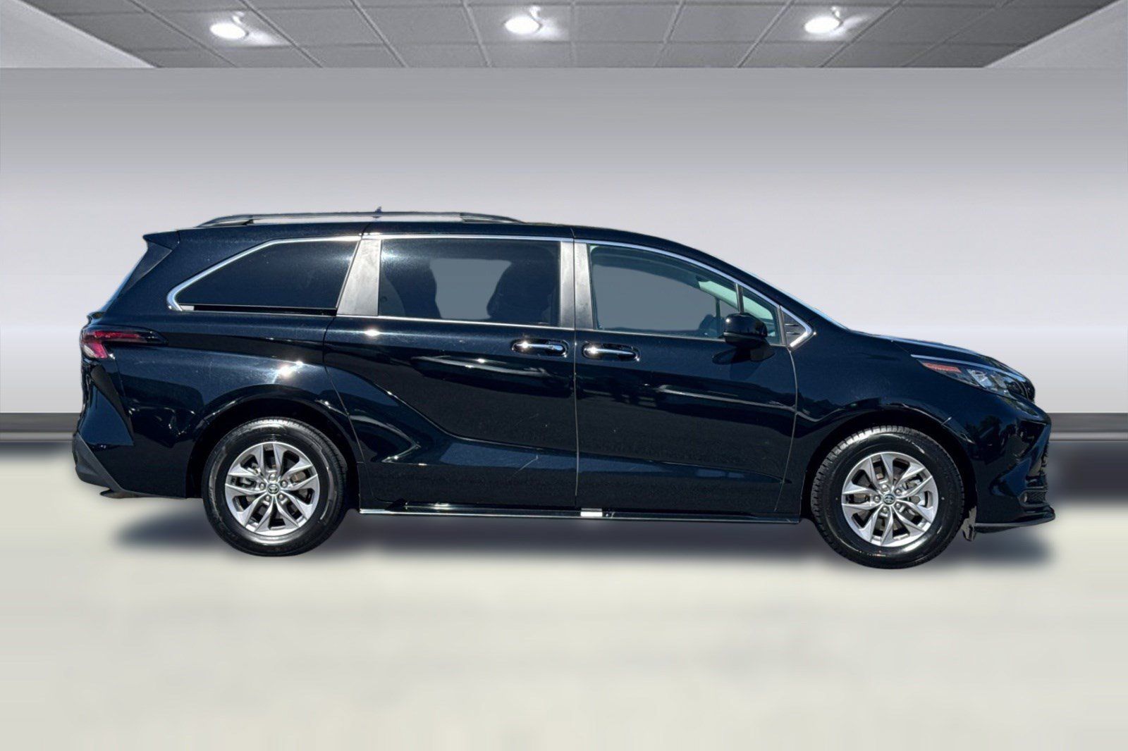 Used 2026 Toyota Sienna XLE FWD image 8
