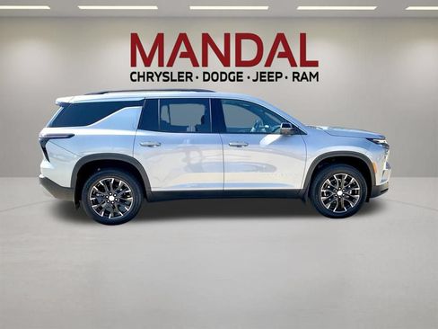 Used 2026 Chevrolet Traverse LT w/ Sun and Wheel Package FWD image 4