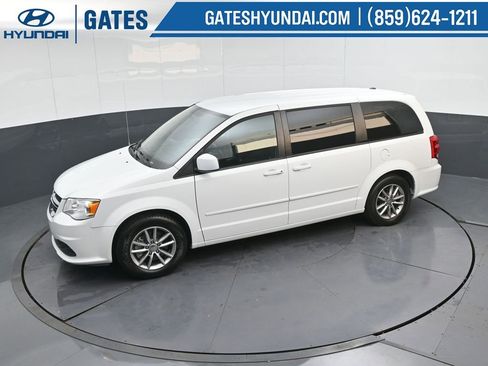 Used 2016 Dodge Grand Caravan SE image 32