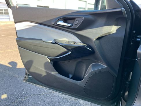 Used 2025 Chevrolet Trax LT w/ LT Convenience Package image 18