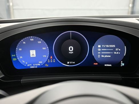 Certified 2025 Porsche Macan 4 Electric image 19