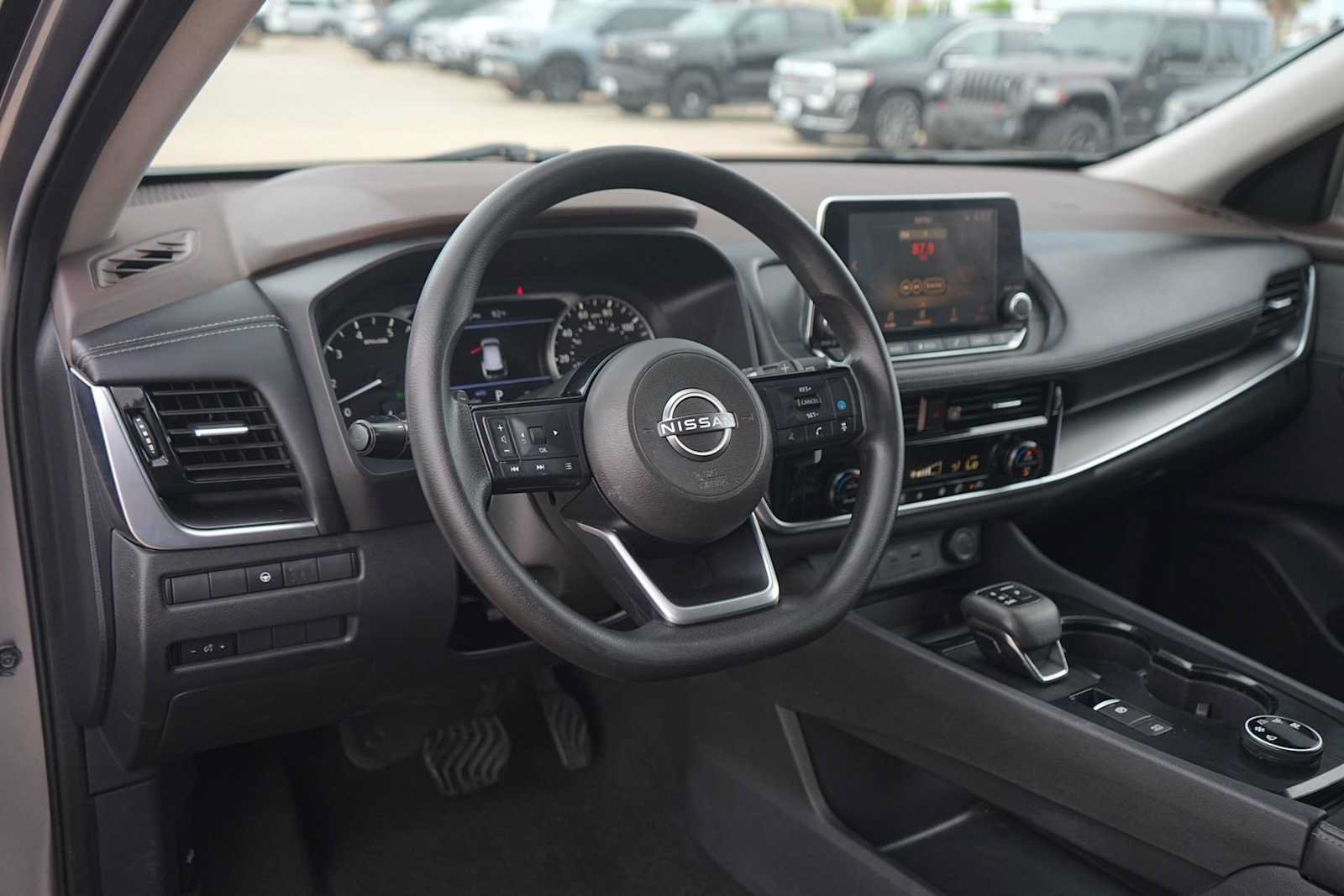 Used 2022 Nissan Rogue SV AWD/4WD image 2