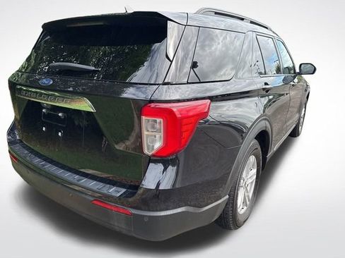 Used 2021 Ford Explorer XLT image 3