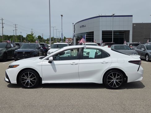 Used 2024 Toyota Camry SE w/ Convenience Package FWD image 6