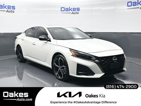 Used 2024 Nissan Altima 2.5 SR w/ SR Premium Package image 1