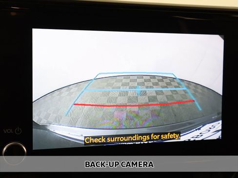 Used 2024 Toyota Highlander XLE AWD/4WD image 6