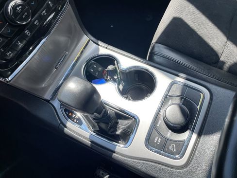 Certified 2022 Jeep Grand Cherokee Laredo X AWD/4WD image 21