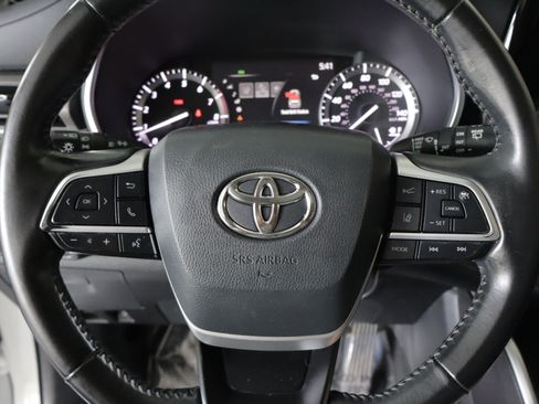 Used 2022 Toyota Highlander XLE AWD/4WD image 16