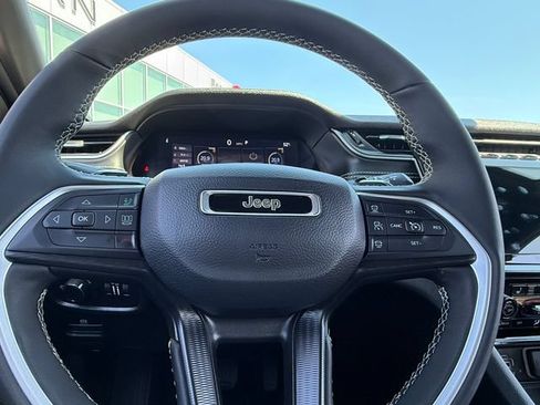 Used 2025 Jeep Grand Cherokee Altitude AWD/4WD image 14