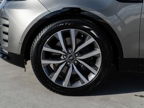 Used 2025 Land Rover Discovery Dynamic SE image 11