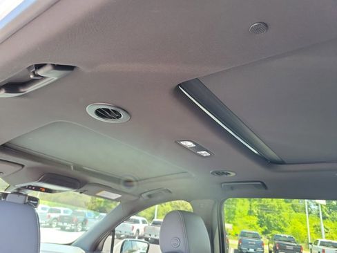 Used 2022 Buick Enclave Essence w/ Experience Buick Package FWD image 19