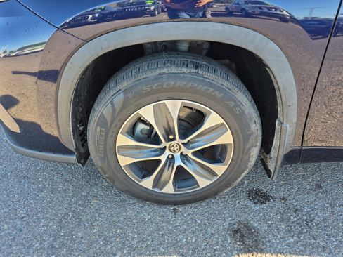 Used 2023 Toyota Highlander XLE AWD/4WD image 26