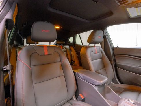 Used 2024 Chevrolet Trax RS w/ Sunroof Package image 17