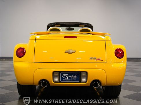 Used 2004 Chevrolet SSR w/ Preferred Equipment Group RWD image 26