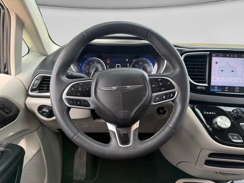 Used 2024 Chrysler Pacifica Touring-L FWD image 13
